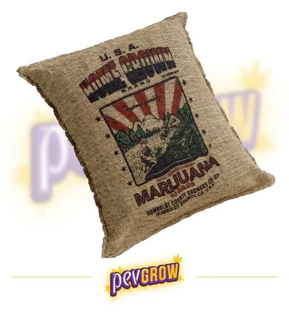 Saco beige inclinado con un dibujo de montañas, árboles y rayos rojos, y los textos «Humboldt Grown», «U.S.A.» y «Marijuana».