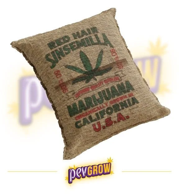 Saco beige con una hoja verde de cannabis y las inscripciones «Red Hair Sinsemilla», «Marihuana» y «California U.S.A.».