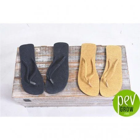 Dos pares de sandalias de dedo, uno negro y otro amarillo, colocados sobre una caja de madera con el logotipo de PevGrow a un lado.