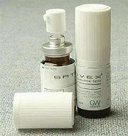 Frasco de Sativex con pulverizador blanco descubierto, junto a un envase cilíndrico alto y un tapón tumbado.