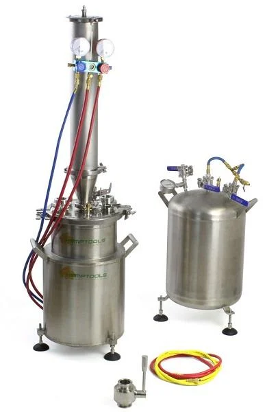 Sistema de extracción con columna vertical, dos depósitos metálicos, manómetros, válvulas y mangueras de varios colores. Sistema de extracción con columna vertical, dos depósitos metálicos, manómetros, válvulas y mangueras de varios colores.