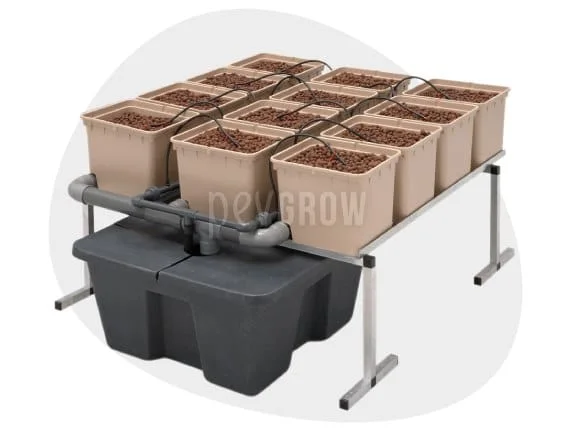 Sistema hidropónico con macetas de sustrato sobre una mesa, tubos de riego por goteo y un depósito negro debajo. Sistema hidropónico con macetas de sustrato sobre una mesa, tubos de riego por goteo y un depósito negro debajo.