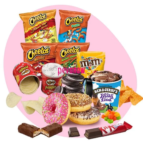 Collage de aperitivos y dulces con bolsas de Cheetos, botes de Pringles, galletas, dónuts, helado, chocolate y gominolas. Collage de aperitivos y dulces con bolsas de Cheetos, botes de Pringles, galletas, dónuts, helado, chocolate y gominolas.