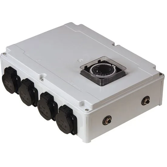 Caja eléctrica blanca con cuatro tomas negras con tapa y un temporizador circular en la parte superior, vista en perspectiva.