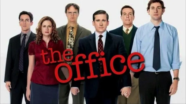 Seis personajes del reparto de The Office posan sobre fondo claro, con Michael Scott en el centro y el título rojo superpuesto.