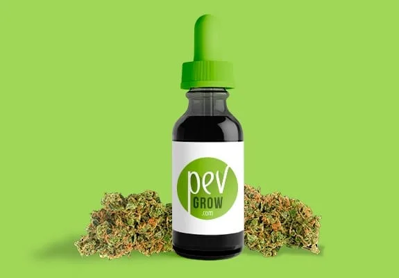 Frasco oscuro con cuentagotas verde y etiqueta Pev Grow, rodeado de cogollos de cannabis sobre un fondo verde. Frasco oscuro con cuentagotas verde y etiqueta Pev Grow, rodeado de cogollos de cannabis sobre un fondo verde.