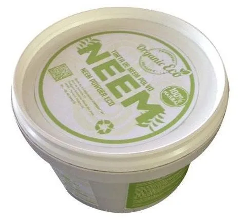 Cubo blanco cerrado visto en perspectiva, con etiqueta verde en la tapa que indica torta de neem en polvo. Cubo blanco cerrado visto en perspectiva, con etiqueta verde en la tapa que indica torta de neem en polvo.