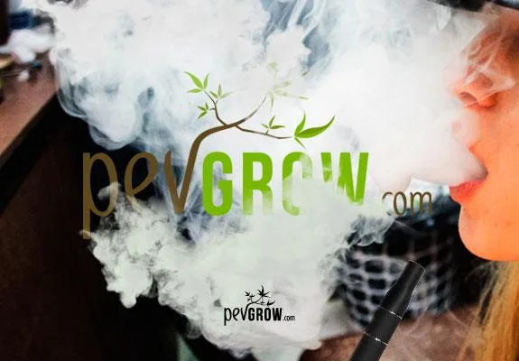 Una nube blanca sale de la boca de una persona de perfil; un vaporizador negro ocupa la esquina inferior y el logo peVGROW cruza el centro.