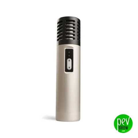 Vaporizador cilíndrico plateado en posición vertical, con parte superior negra ranurada y control frontal sobre fondo blanco.