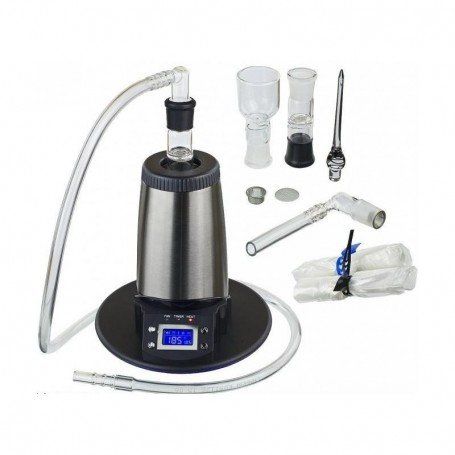 Vaporizador de sobremesa con cuerpo plateado, base negra y pantalla azul, junto a un tubo flexible y varios accesorios. Vaporizador de sobremesa con cuerpo plateado, base negra y pantalla azul, junto a un tubo flexible y varios accesorios.