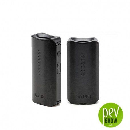 Dos vistas de un vaporizador portátil negro DaVinci, con bordes superiores curvos, pequeños orificios y botones laterales. Dos vistas de un vaporizador portátil negro DaVinci, con bordes superiores curvos, pequeños orificios y botones laterales.