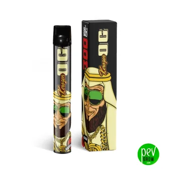 Vaporizador cilíndrico con boquilla negra junto a su caja, ambos decorados con un personaje con gafas verdes y la inscripción «OG». Vaporizador cilíndrico con boquilla negra junto a su caja, ambos decorados con un personaje con gafas verdes y la inscripción «OG».