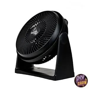 Ventilador negro con rejilla circular inclinada y soporte ancho, visto de tres cuartos sobre fondo blanco. Ventilador negro con rejilla circular inclinada y soporte ancho, visto de tres cuartos sobre fondo blanco.