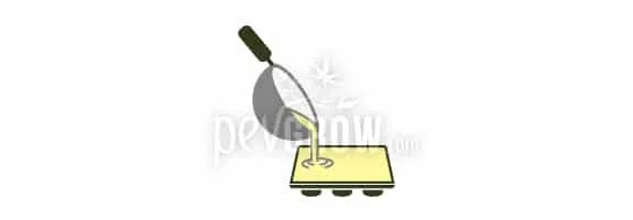 Ilustración de un recipiente inclinado con mango oscuro que vierte una mezcla clara en un molde rectangular amarillo sobre fondo blanco.