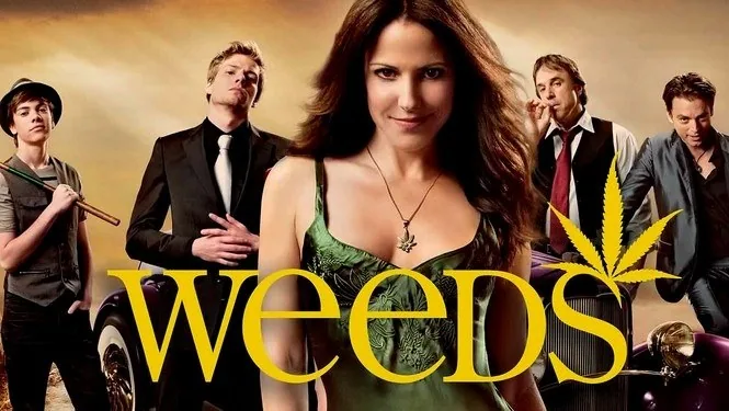 Cartel de Weeds con una mujer en primer plano y cuatro hombres detrás, junto a un coche; título amarillo con una hoja de cannabis.