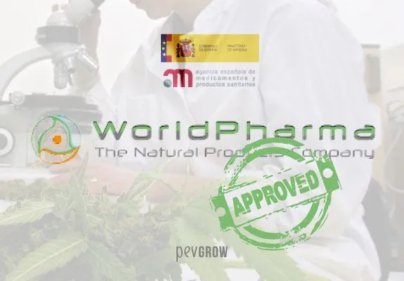 Montaje con los logotipos de WorldPharma y AEMPS, un sello «APPROVED» y una escena de laboratorio con plantas. Montaje con los logotipos de WorldPharma y AEMPS, un sello «APPROVED» y una escena de laboratorio con plantas.