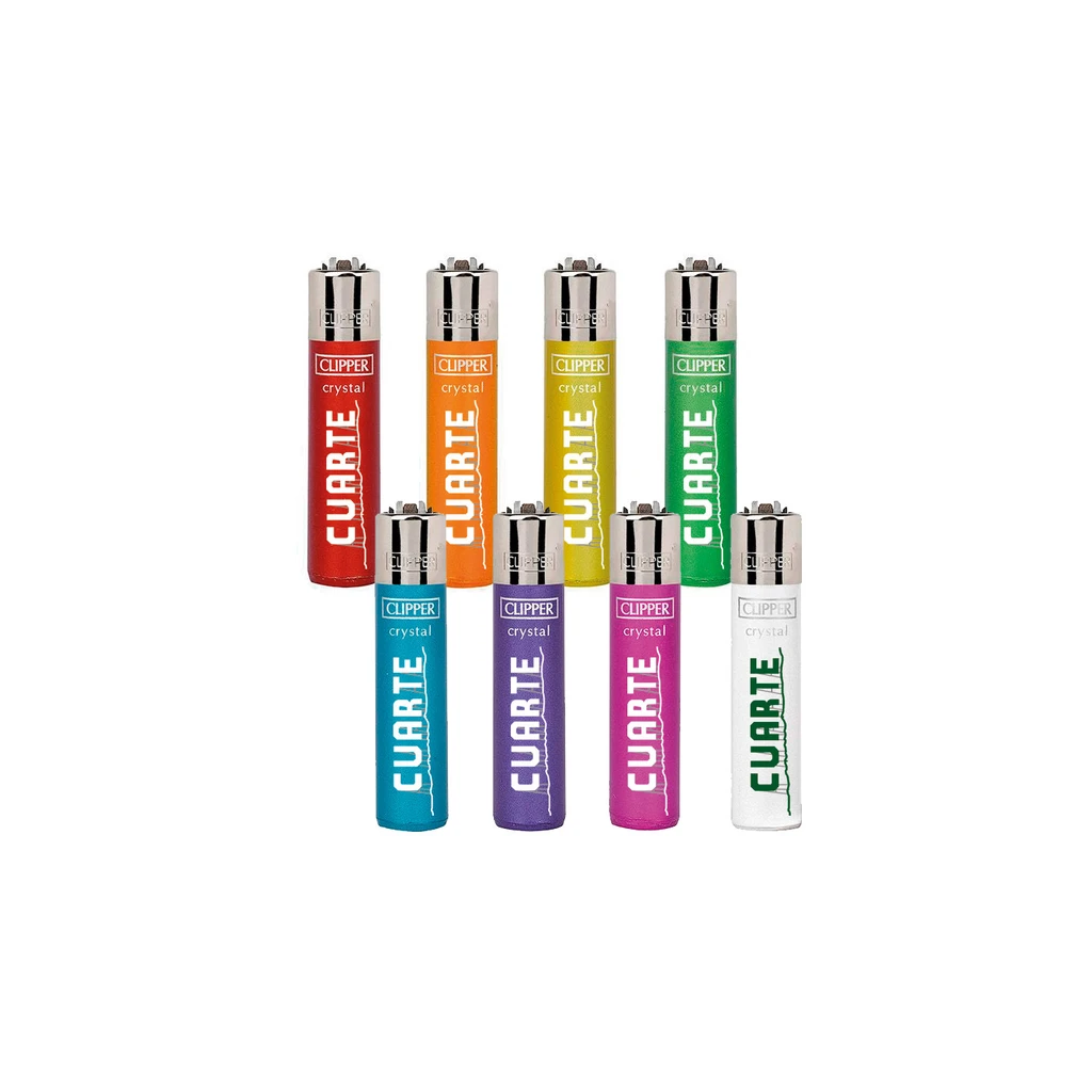 Selección de ocho encendedores Clipper de distintos colores, dispuestos en dos filas, con la inscripción vertical «CUARTE».