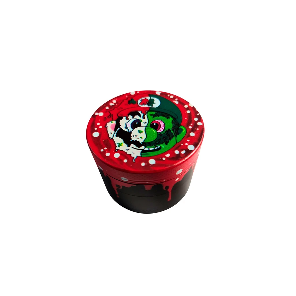Grinder cilíndrico rojo y negro con dibujo de Mario de rostro dividido en la tapa, motas blancas y decoración de goteos rojos.