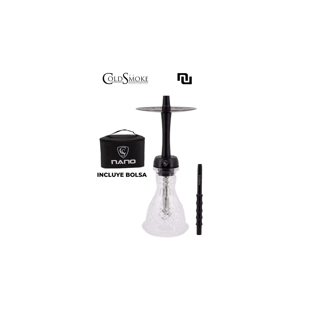 Shisha Cold Smoke Nano Sea Black con cuerpo negro, base transparente tallada, plato superior, boquilla y bolsa de transporte al lado. Shisha Cold Smoke Nano Sea Black con cuerpo negro, base transparente tallada, plato superior, boquilla y bolsa de transporte al lado.