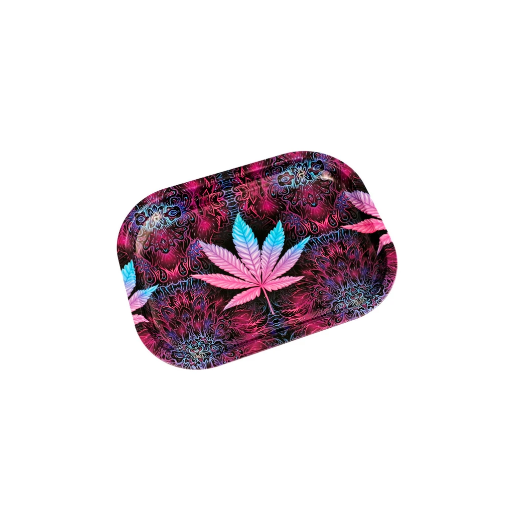 Bandeja para liar de esquinas redondeadas con una hoja de cannabis rosa y azul sobre un estampado de motivos fucsias y negros.
