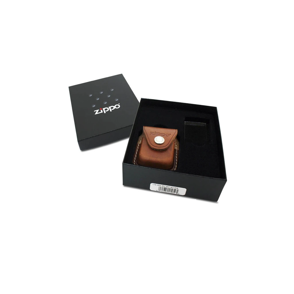 Funda Zippo de piel marrón con solapa y cierre metálico, presentada en una caja negra abierta con la tapa al lado.