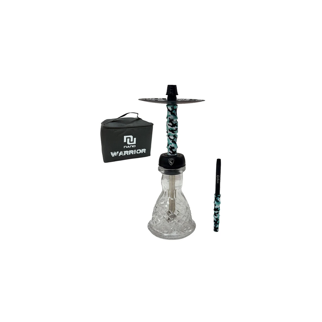 Shisha CS Nano Warrior Sea Blue con base transparente tallada, cuerpo de camuflaje turquesa y negro, boquilla y bolsa al lado. Shisha CS Nano Warrior Sea Blue con base transparente tallada, cuerpo de camuflaje turquesa y negro, boquilla y bolsa al lado.