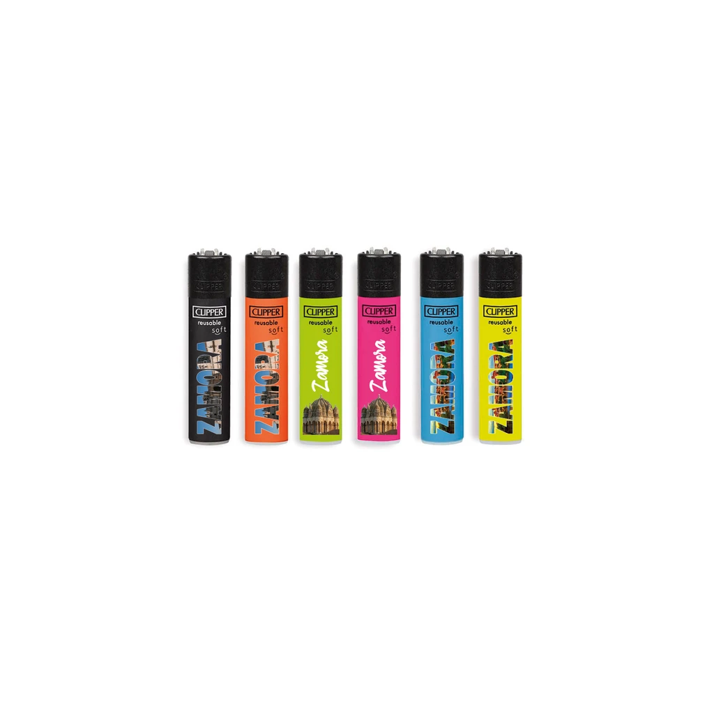 Selección de seis encendedores Clipper con diseños de Zamora en negro, naranja, verde, rosa, azul y amarillo, alineados sobre fondo blanco.