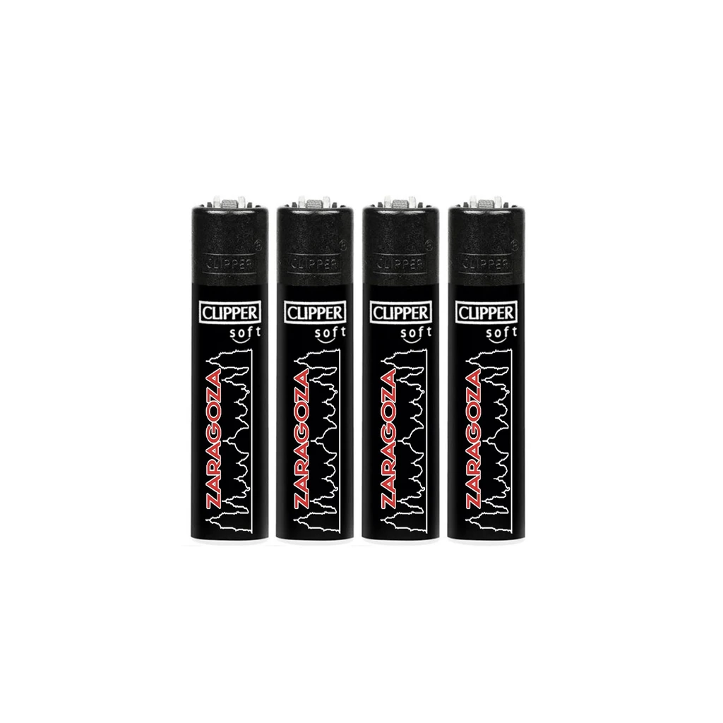 Varias unidades de encendedor Clipper negro alineadas, con la palabra Zaragoza en rojo y un perfil urbano delineado en blanco.