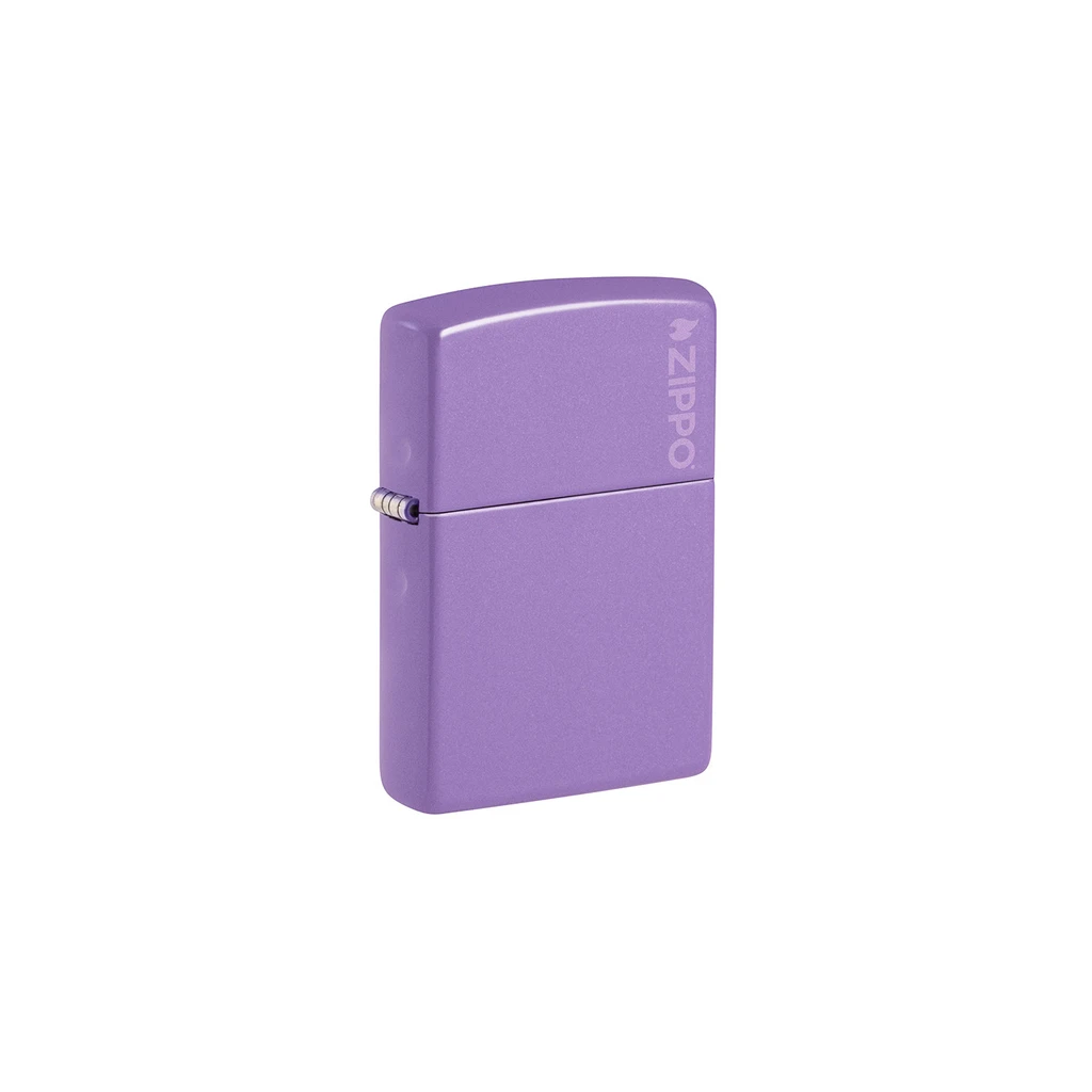 Encendedor Zippo Smoky Lavender cerrado, de color lavanda, con esquinas redondeadas y logotipo vertical junto al borde de la tapa.