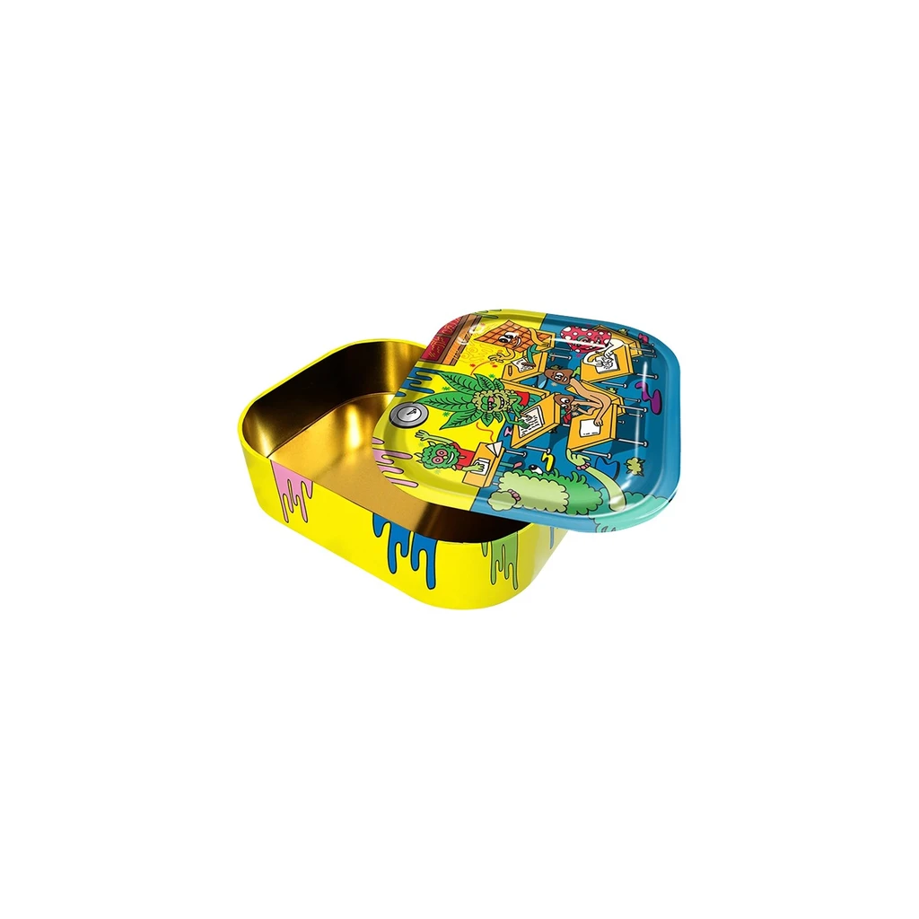 Caja metálica amarilla abierta, con interior dorado y tapa bandeja desplazada con dibujos multicolores de personajes y hojas.