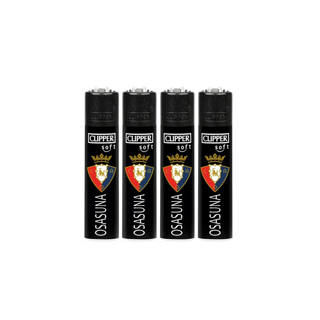 Varios encendedores Clipper negros alineados, con el escudo de Osasuna en color y el nombre del club en letras blancas verticales.