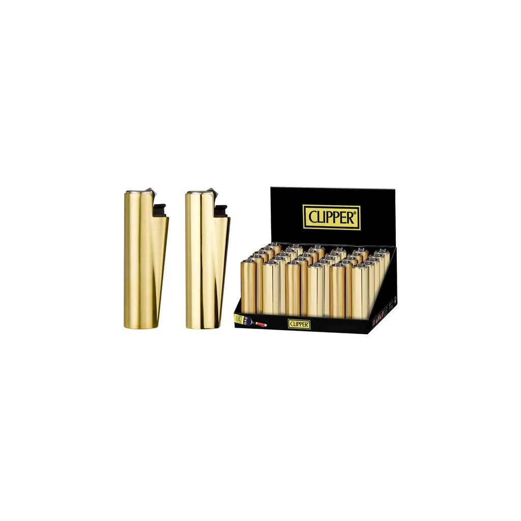 Encendedores Clipper de acabado dorado junto a una caja expositora negra con varias unidades, sobre fondo blanco.