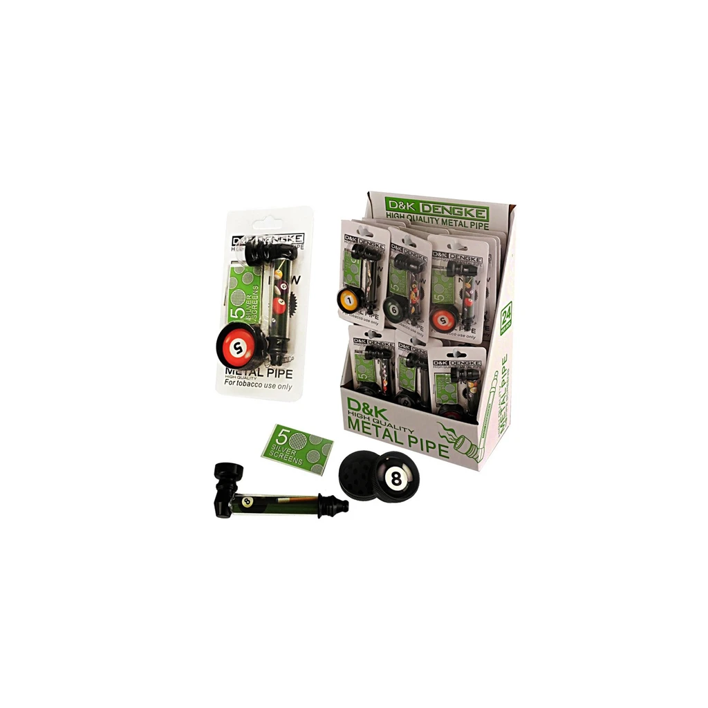 Expositor de pipas con diseños de billar en varios blísteres, junto a una pipa suelta, filtros y un grinder abierto con motivo de bola ocho. Expositor de pipas con diseños de billar en varios blísteres, junto a una pipa suelta, filtros y un grinder abierto con motivo de bola ocho.