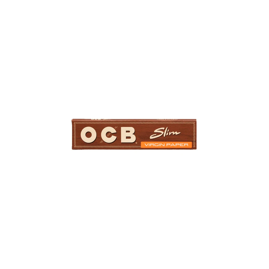 Librillo marrón de papel de liar OCB Slim Virgin con letras claras y una franja naranja, centrado sobre fondo blanco. Librillo marrón de papel de liar OCB Slim Virgin con letras claras y una franja naranja, centrado sobre fondo blanco.