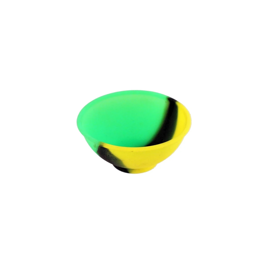 Cuenco pequeño de silicona con interior verde y franjas amarillas y negras, visto en perspectiva sobre fondo blanco.