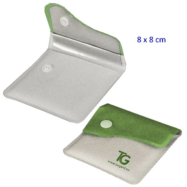Cenicero de bolsillo TG abierto y cerrado, con interior plateado, solapa verde, cierre de botón y logotipo en el frontal.