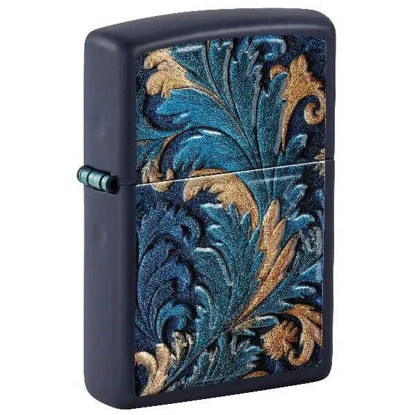 Encendedor Zippo cerrado, de carcasa oscura con un elaborado motivo ornamental de hojas en tonos azul turquesa y dorado.