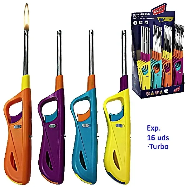 Encendedores BBQ Prof de cuello largo en varios colores, uno encendido, junto a un expositor rotulado con 16 unidades y turbo.