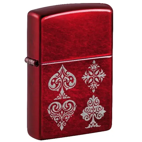 Encendedor Zippo Elegant Suits cerrado, de acabado rojo con cuatro motivos plateados de palos de cartas, visto en perspectiva. Encendedor Zippo Elegant Suits cerrado, de acabado rojo con cuatro motivos plateados de palos de cartas, visto en perspectiva.