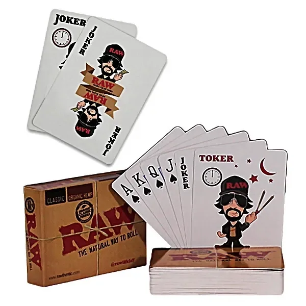 Baraja RAW con caja marrón, cartas desplegadas en abanico y comodines ilustrados con un personaje con gorra y gafas de sol.