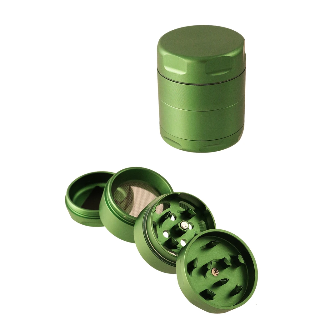 Grinder verde mostrado cerrado y desmontado, con tapa de bordes facetados, dientes interiores y una malla sobre fondo blanco.