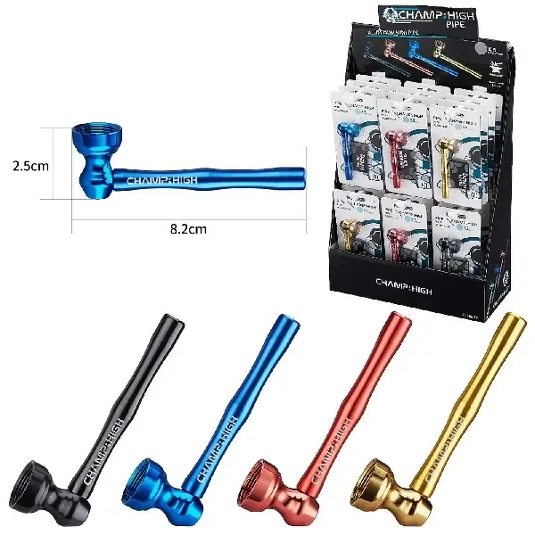 Pipas CHAMP-HIGH de tubo alargado en negro, azul, rojo y dorado, junto a un expositor con varias unidades en blíster.
