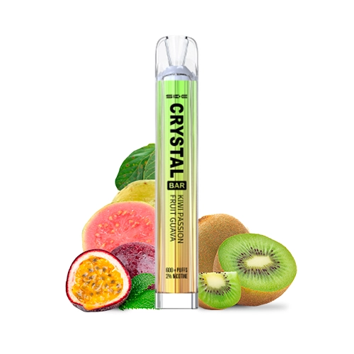 Vaper SKE Crystal Bar verde y amarillo, con boquilla transparente, rodeado de kiwi, maracuyá y guayaba sobre fondo blanco.