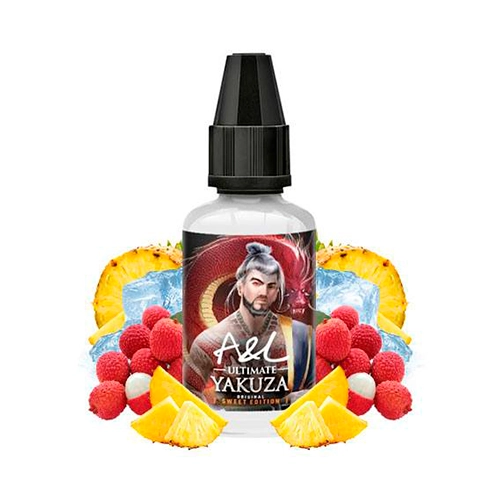 Frasco de A&L Ultimate Yakuza con tapón negro y un guerrero en la etiqueta, rodeado de piña, frutos rojos y cubitos de hielo sobre fondo blanco.