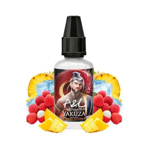 Frasco de A&L Ultimate Yakuza con tapón negro y un guerrero en la etiqueta, rodeado de piña, frutos rojos y cubitos de hielo sobre fondo blanco.