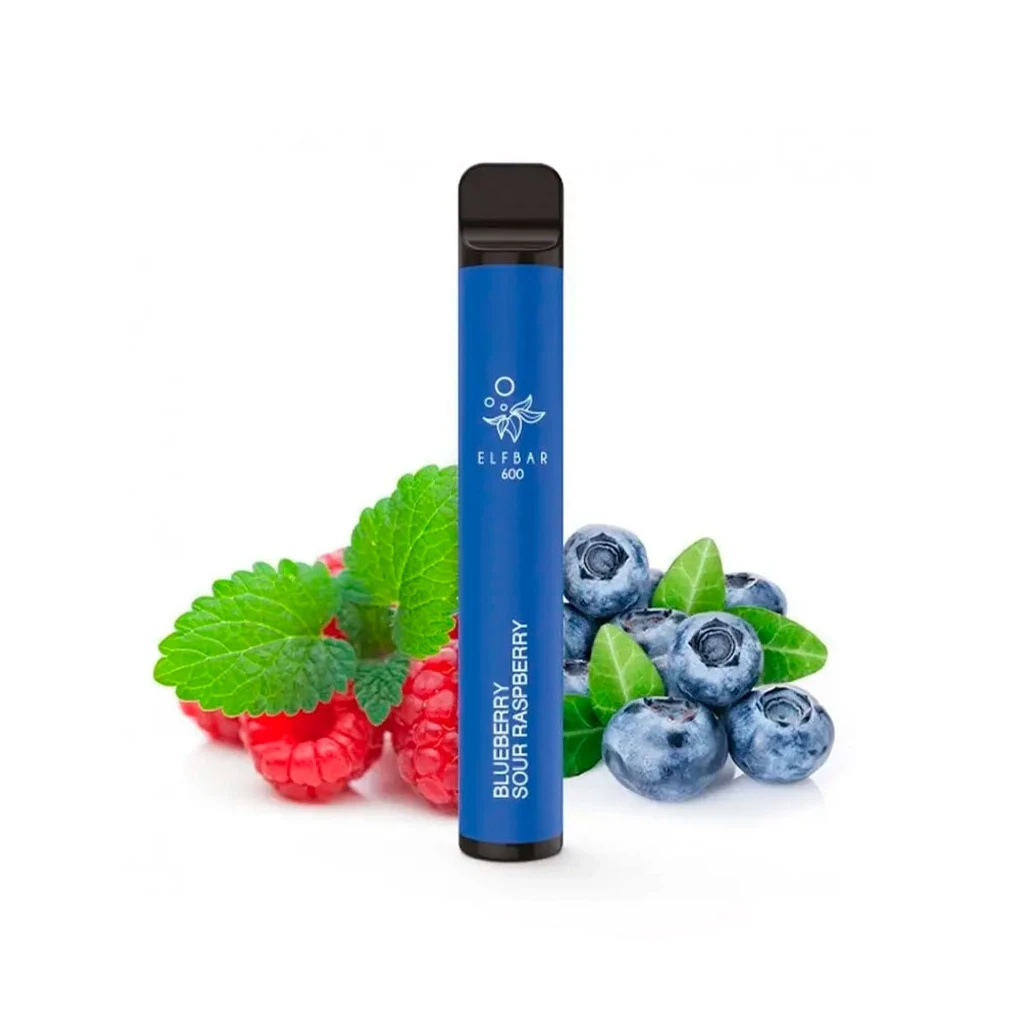 Vapeador azul Elfbar 600 con boquilla negra y texto Blueberry Sour Raspberry, delante de arándanos, frambuesas y hojas verdes.