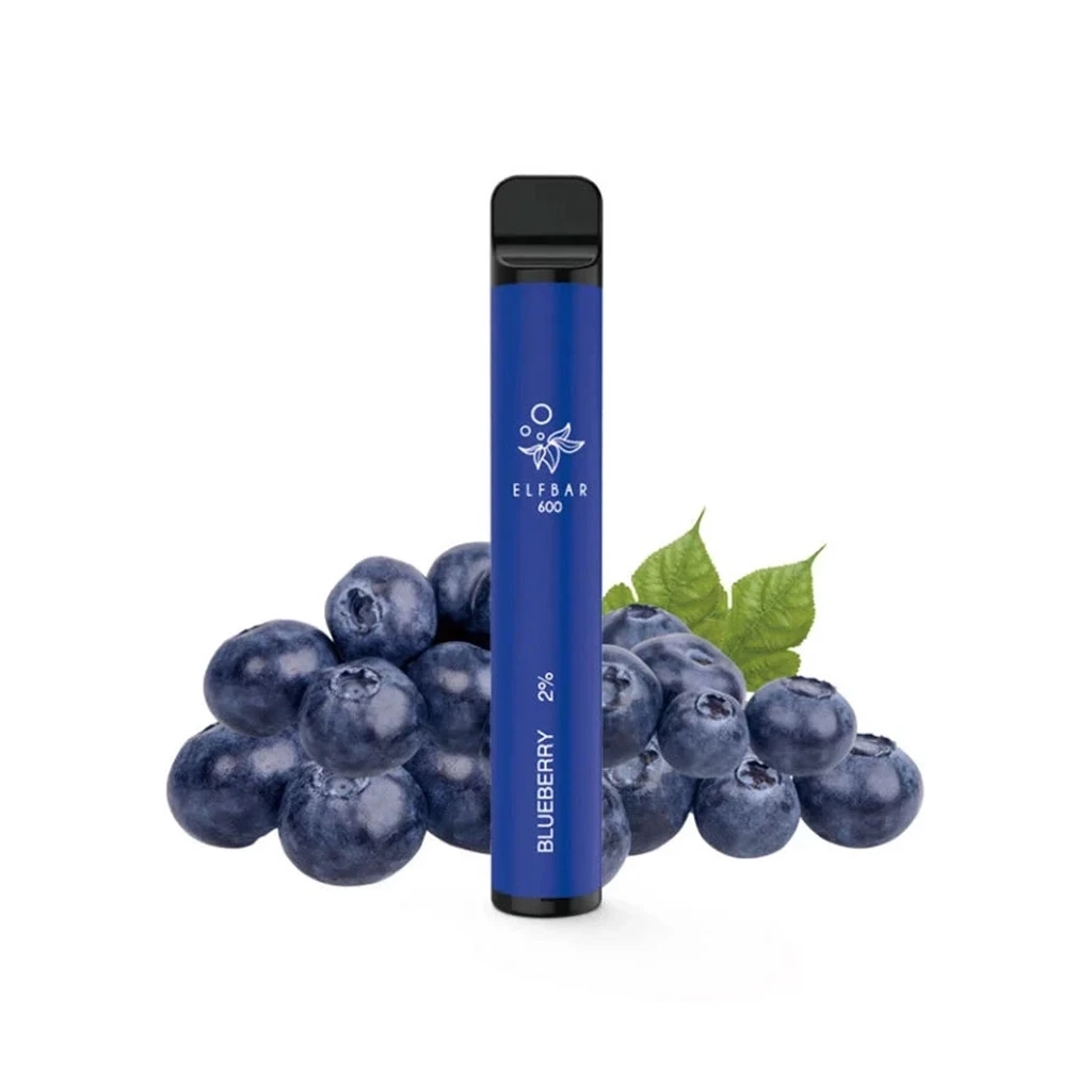 Elfbar 600 Blueberry azul con boquilla negra, inscripciones «BLUEBERRY» y «2%», delante de arándanos y hojas verdes sobre fondo blanco.