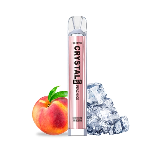 Vaper SKE Crystal Bar Peach Ice rosa, en posición vertical, junto a un melocotón y cubitos de hielo sobre fondo blanco.