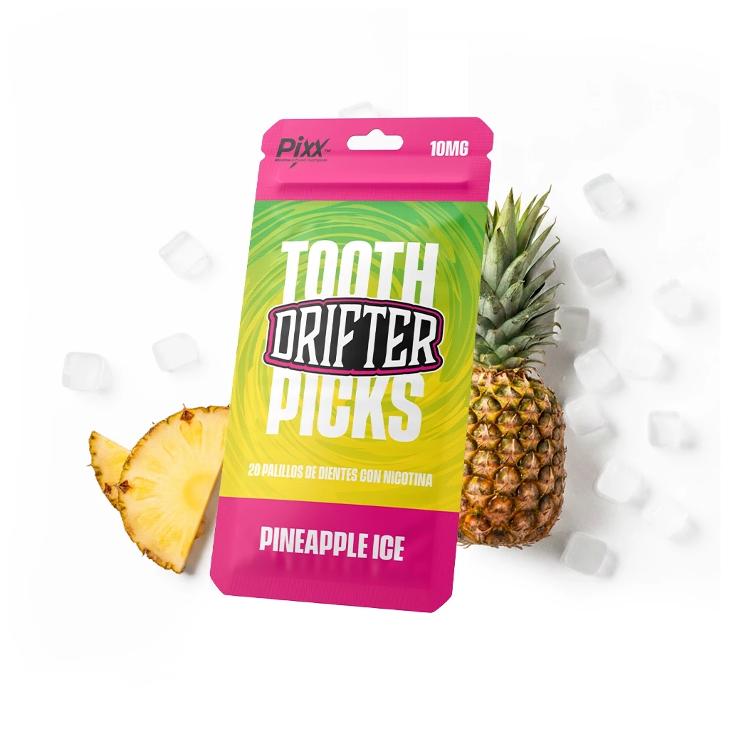 Bolsa rosa y verde de Drifter Tooth Picks Pineapple Ice, marcada con 10 mg, junto a una piña, una rodaja y cubitos de hielo.