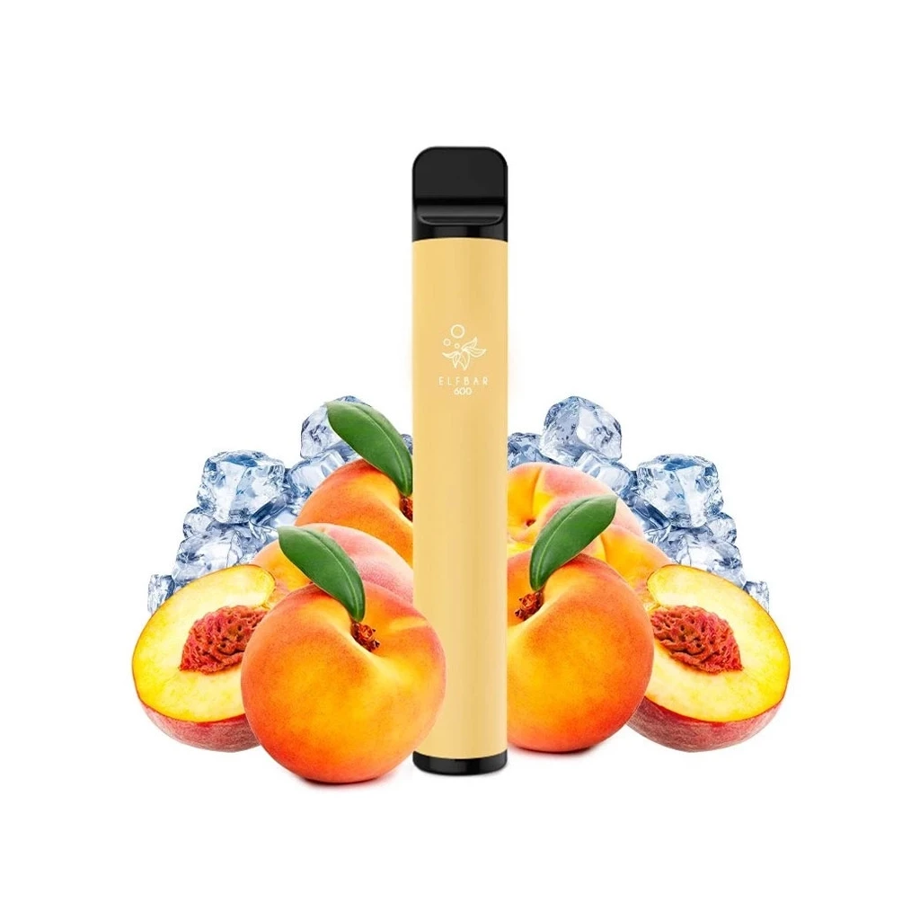 Elfbar 600 Peach Ice amarillo con boquilla negra, presentado en vertical entre melocotones enteros y cortados y cubitos de hielo.